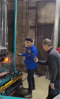 Nosso engenheiro comissionou com sucesso a máquina de fabricação de lâmpadas ...